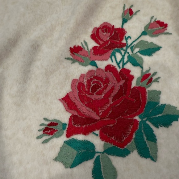 Muk Luks White Pajama / Sweats Set with Red Floral Design NWT - Picture 3 of 16